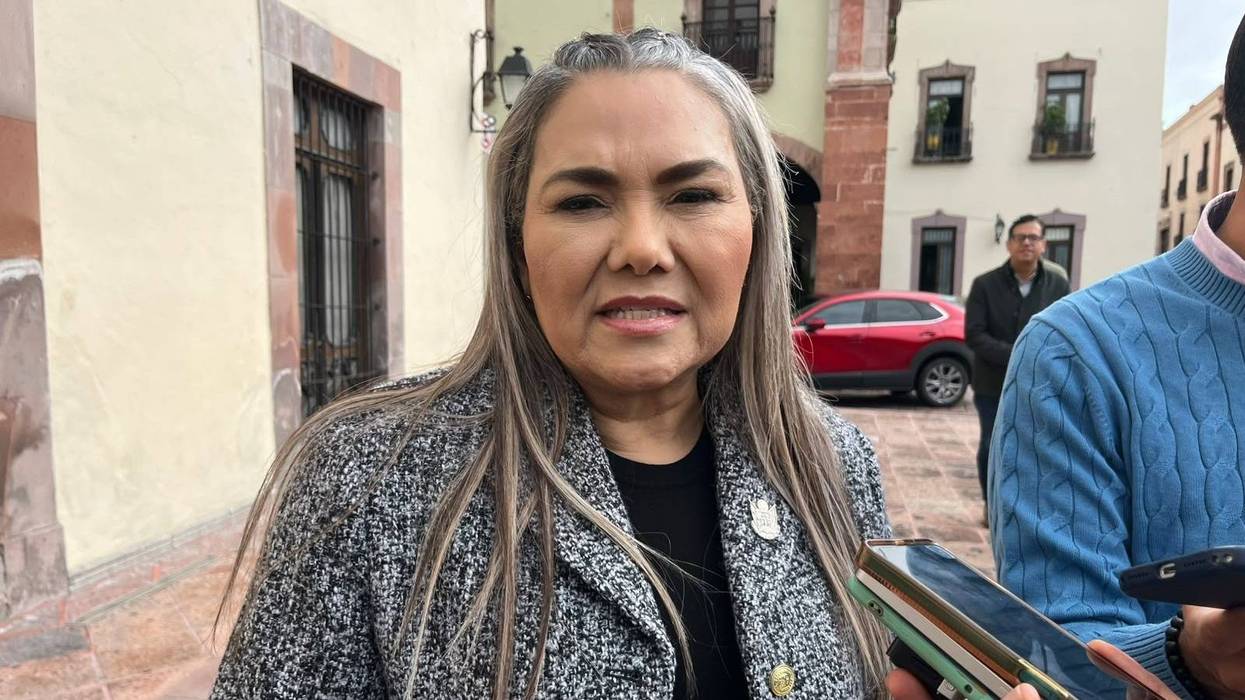 Irene Quintanar Mejía, coordinadora general de la USEBEQ, durante una entrevista con reporteros