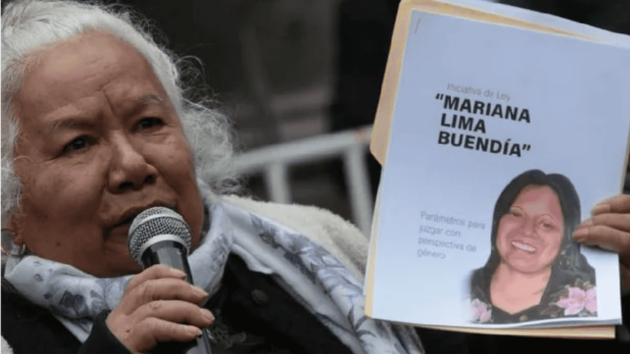 Irinea Buendía Cortés habla al micrófono y muestra la iniciativa de Ley Mariana Lima Buendía con la foto de su hija
