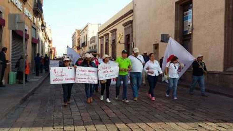 Irrumpen integrantes de UNT en desfile oficial de Querétaro.