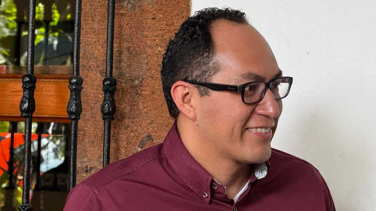 Israel Alejandro Pérez Ibarra, secretario general de Morena en Querétaro, durante una entrevista sobre las protestas de comerciantes por las obras en la autopista México-Querétaro.