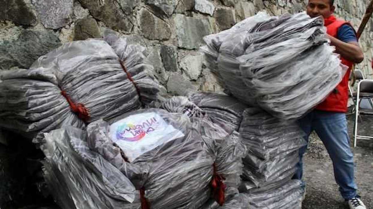 Iztapalapa entrega cobijas a habitantes por temporada invernal.