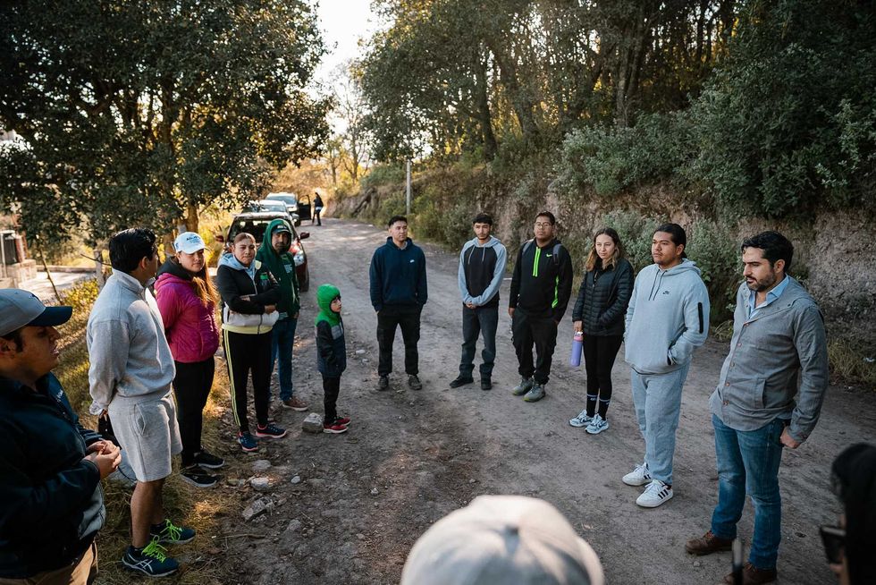 J\u00f3venes del colectivo AmiGUS realizan caminata de integraci\u00f3n comunitaria en el Cerro del Gallo de Amealco