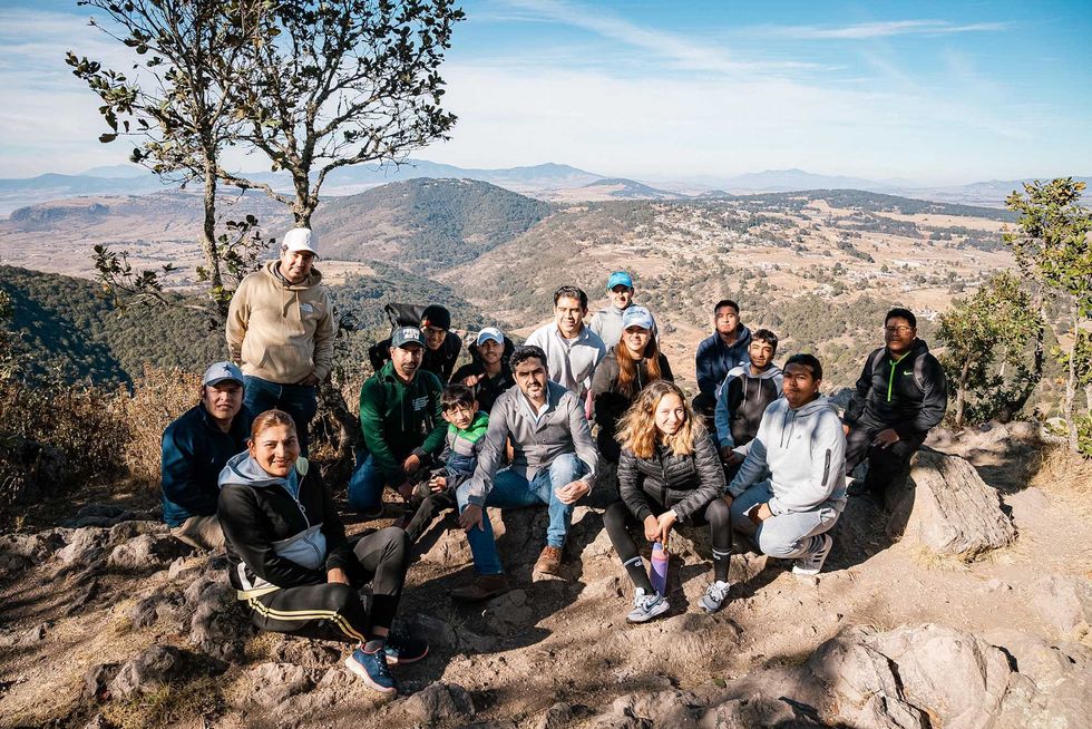 J\u00f3venes del colectivo AmiGUS realizan caminata de integraci\u00f3n comunitaria en el Cerro del Gallo de Amealco