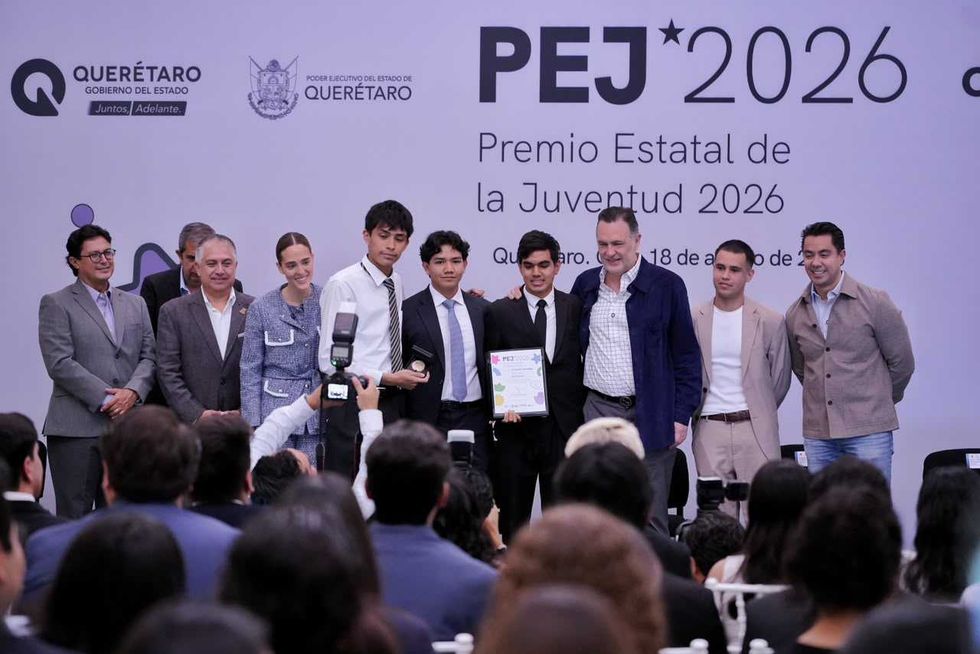 J\u00f3venes galardonados posan con el gobernador Mauricio Kuri Gonz\u00e1lez durante la entrega del Premio Estatal de la Juventud 2026 en Quer\u00e9taro