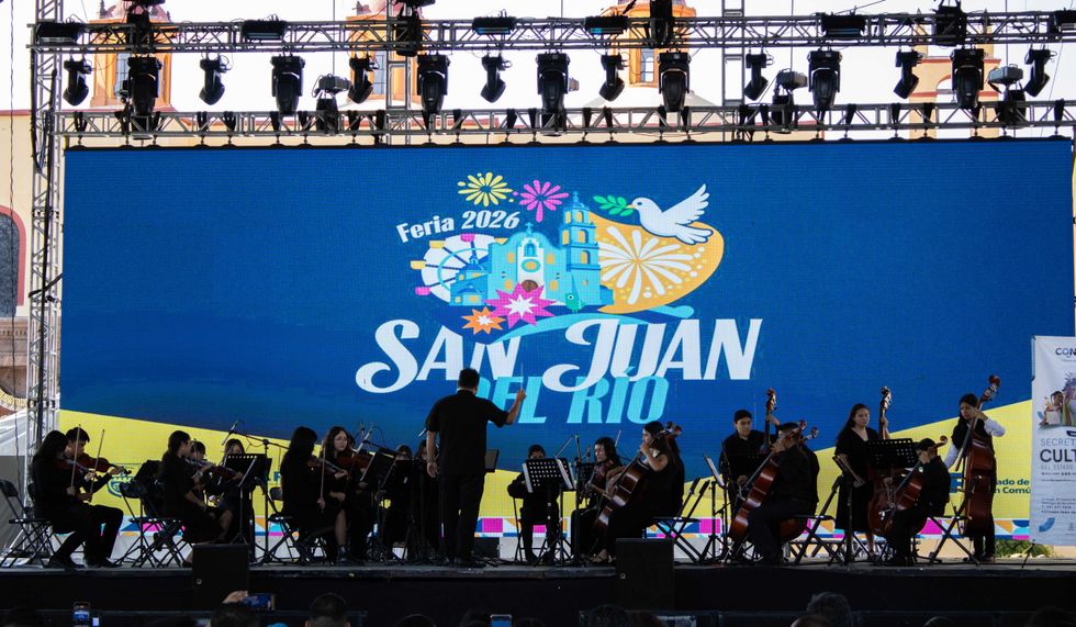 J\u00f3venes m\u00fasicos de la Orquesta Comunitaria de Cuerdas interpretan una pieza durante su concierto en la Feria de San Juan del R\u00edo 2026.