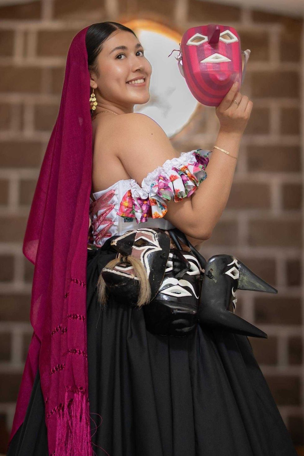 J\u00f3venes representantes con vestimenta tradicional alistan su participaci\u00f3n en el certamen de San Juan del R\u00edo.