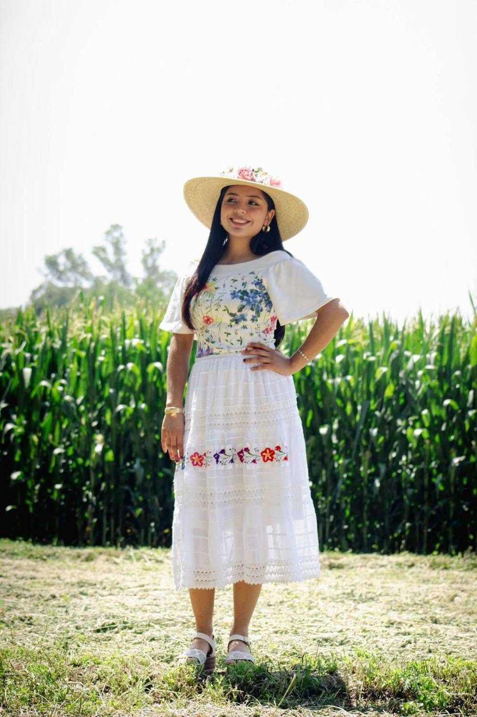 J\u00f3venes representantes con vestimenta tradicional alistan su participaci\u00f3n en el certamen de San Juan del R\u00edo.