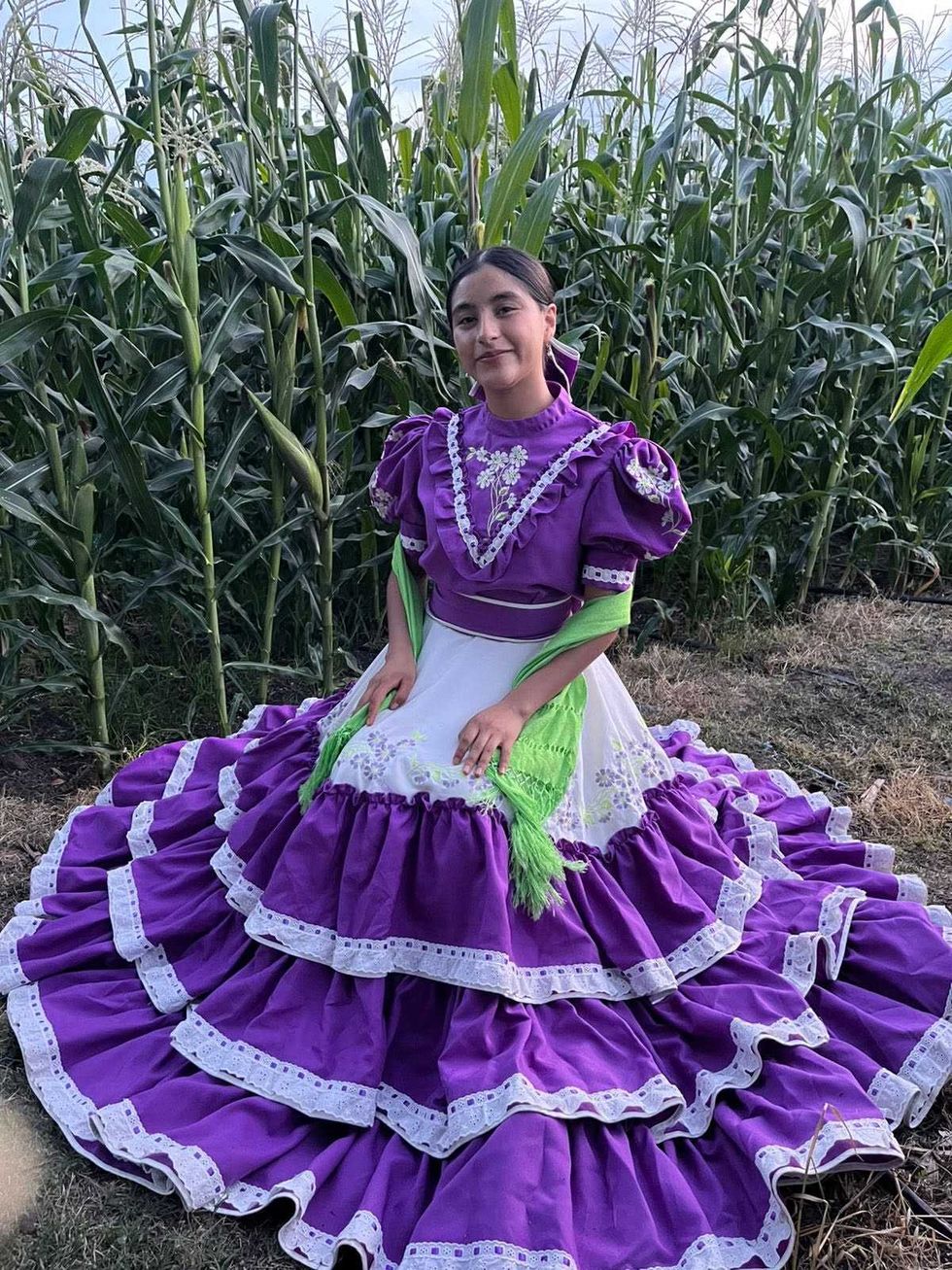 J\u00f3venes representantes con vestimenta tradicional alistan su participaci\u00f3n en el certamen de San Juan del R\u00edo.