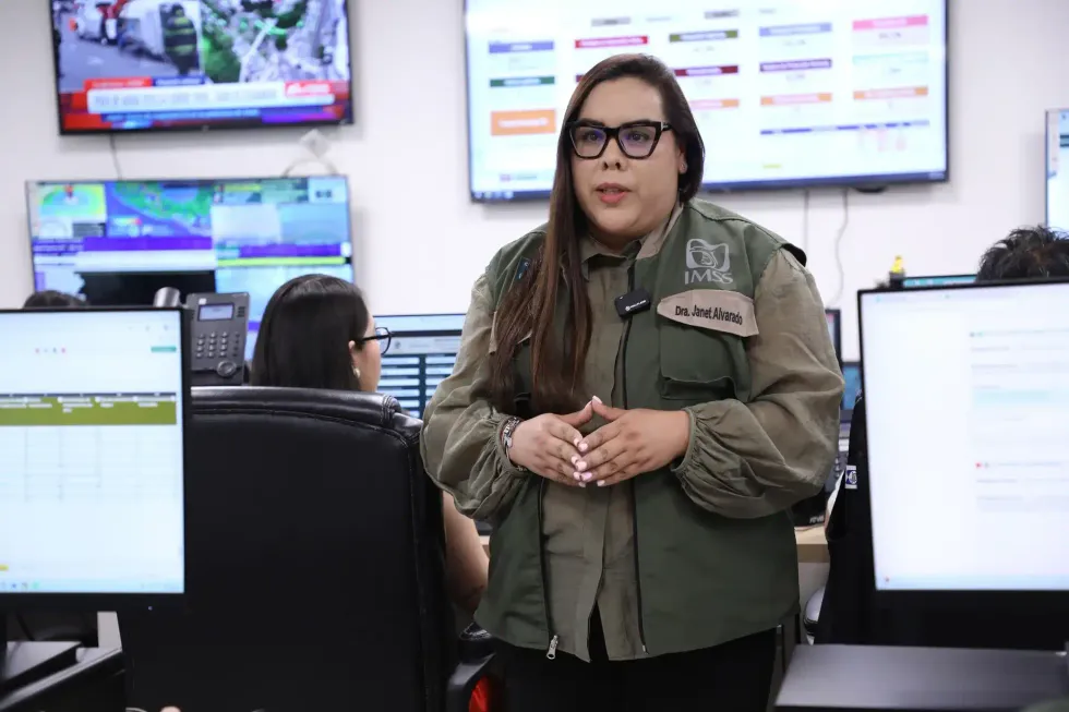 Janett Alvarado Gonz\u00e1lez explica las funciones del Centro Virtual de Operaciones del IMSS.
