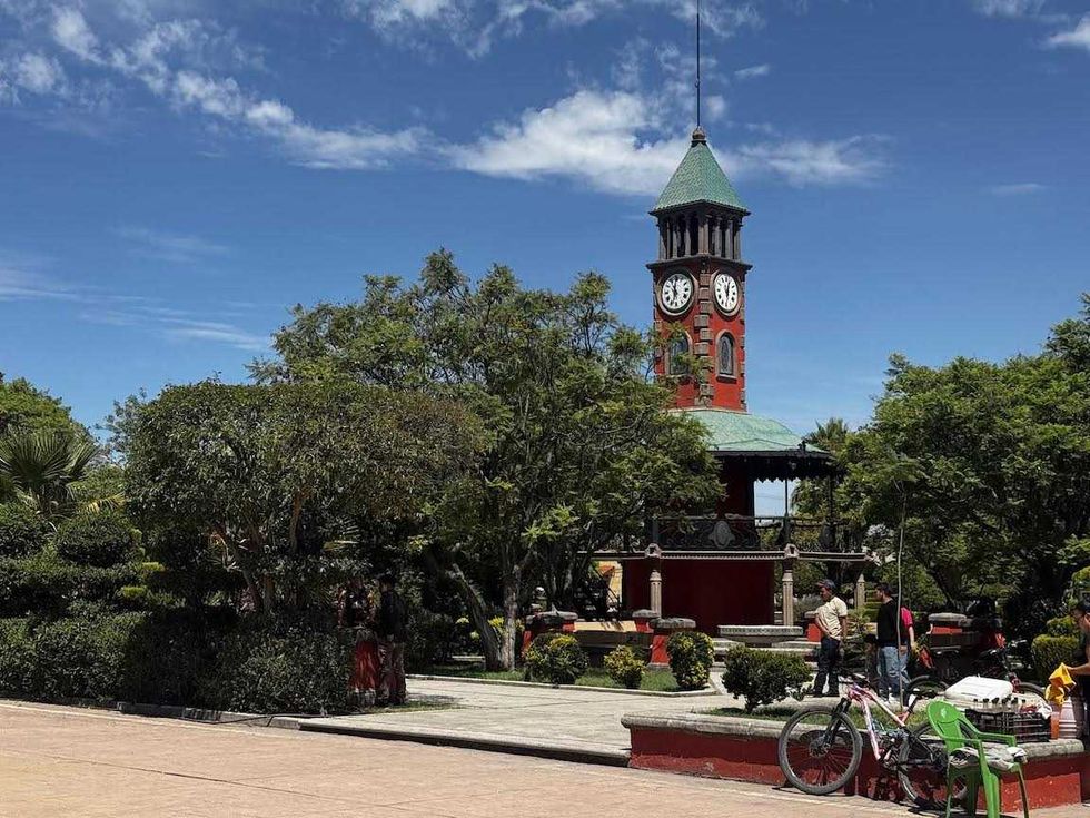 Jard\u00edn principal de Polotitl\u00e1n con su kiosco de reloj porfiriano y los portales del centro hist\u00f3rico.