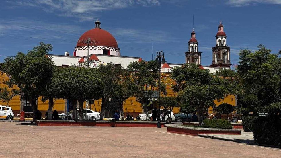 Jard\u00edn principal de Polotitl\u00e1n con su kiosco de reloj porfiriano y los portales del centro hist\u00f3rico.