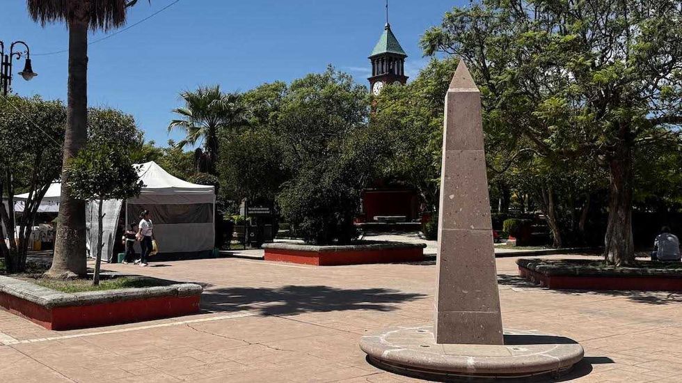 Jard\u00edn principal de Polotitl\u00e1n con su kiosco de reloj porfiriano y los portales del centro hist\u00f3rico.