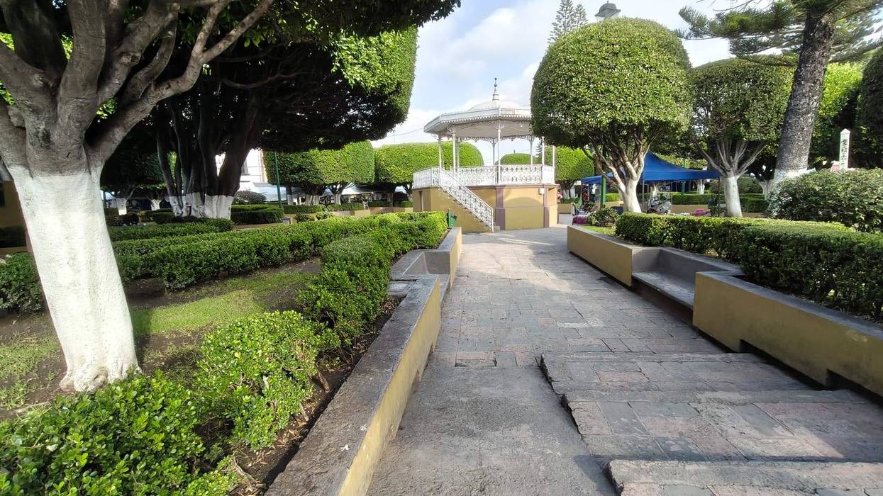 Jardín con setos recortados y kiosco blanco en la zona centro de San Juan del Río, espacio que atienden los barrenderos