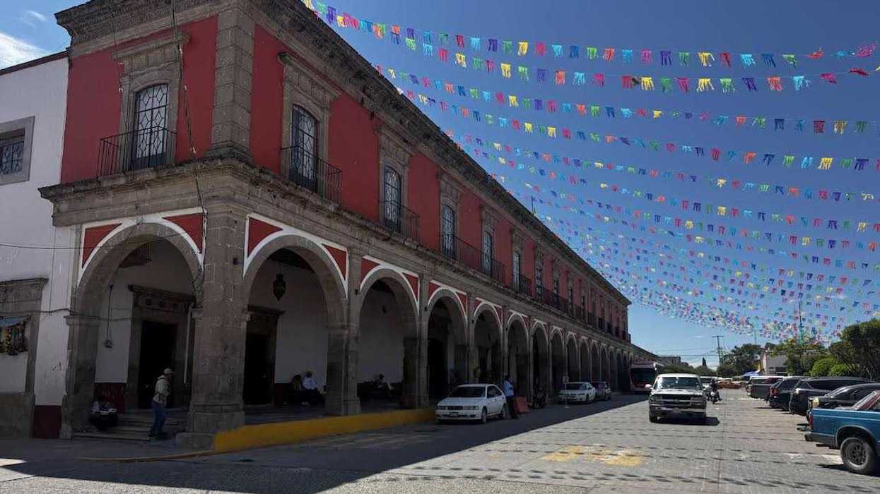 Jardín principal de Polotitlán con su kiosco de reloj porfiriano y los portales del centro histórico.