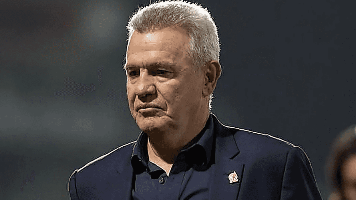 Javier Aguirre, nuevo técnico del Valencia CF, con saco azul marino en un estadio