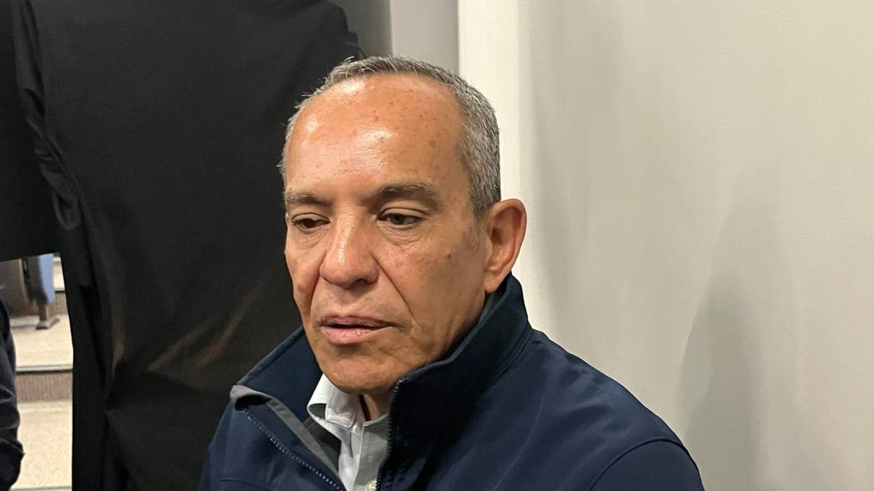 Javier Amaya Torres, de Protección Civil de Querétaro, atiende a la prensa sobre veladoras LED en altares de muertos