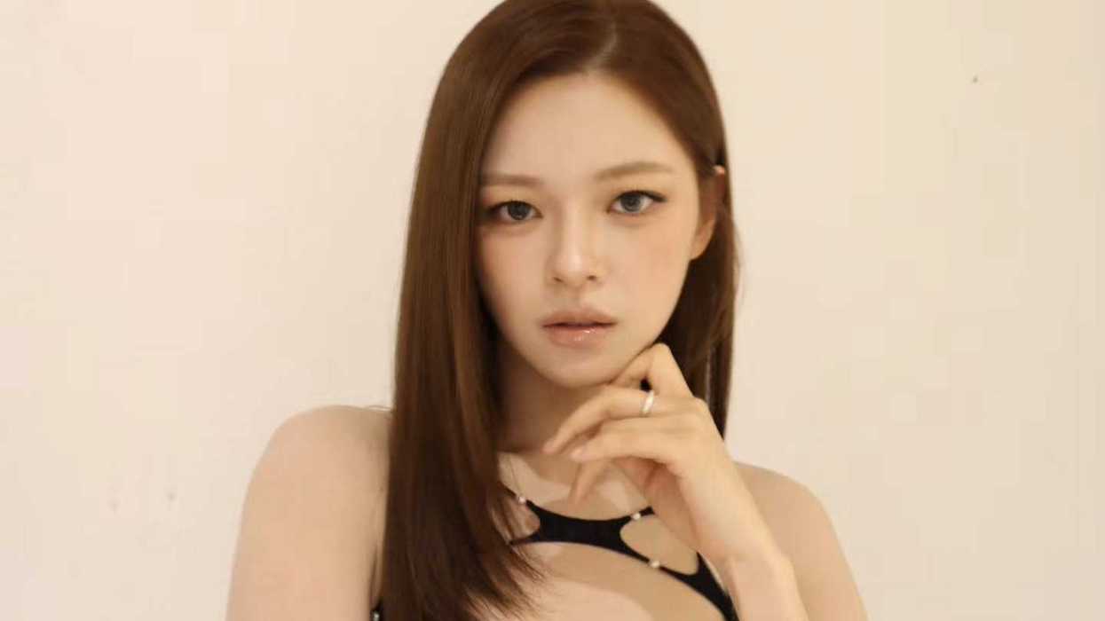Jeongyeon, integrante de TWICE, quien anunció el 10 de agosto de 2026 su salida de JYP Entertainment tras 11 años para unirse a Varo Entertainment.