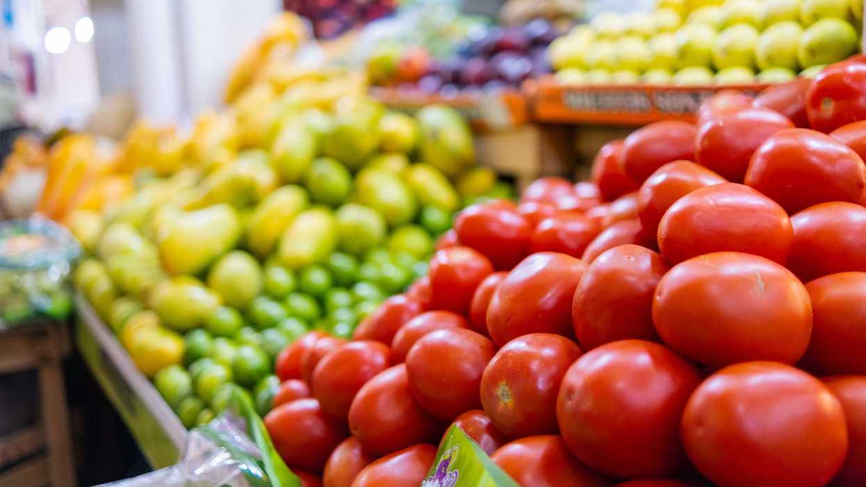 Jitomates a la venta en una central de abasto, monitoreo de precios al consumidor en México.