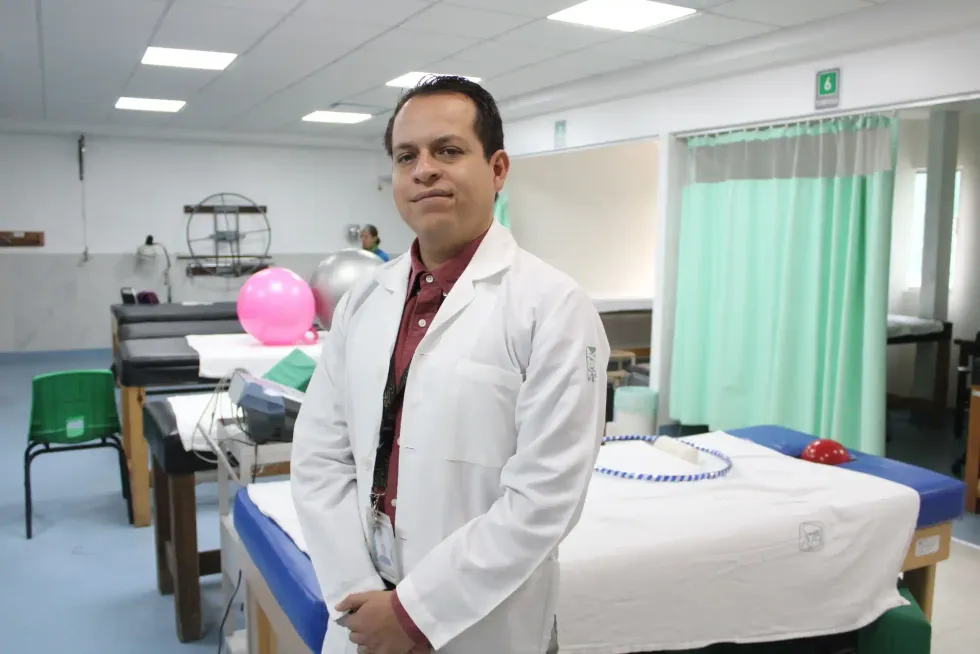 Jorge Eduardo L\u00f3pez Cos\u00edo en el \u00e1rea de rehabilitaci\u00f3n del HGR No. 1