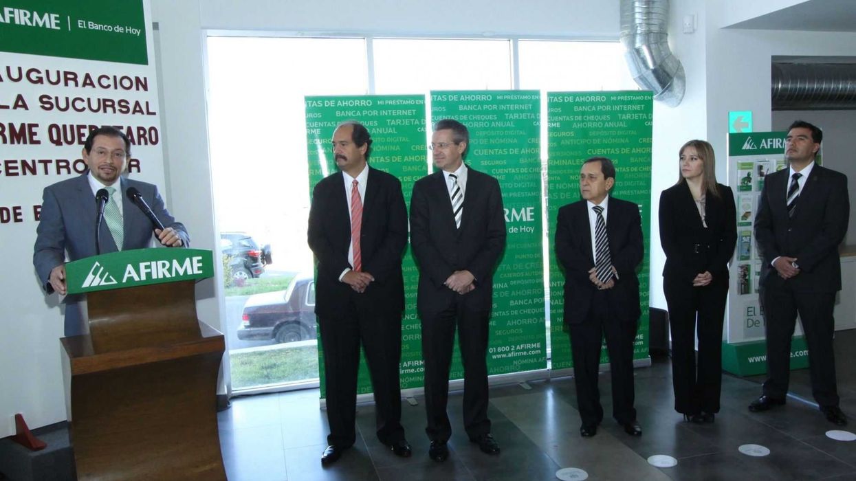 Jorge López Portillo Tostado, con la representación del Gobernador José Calzada Rovirosa, inauguró la tercera sucursal bancaria.