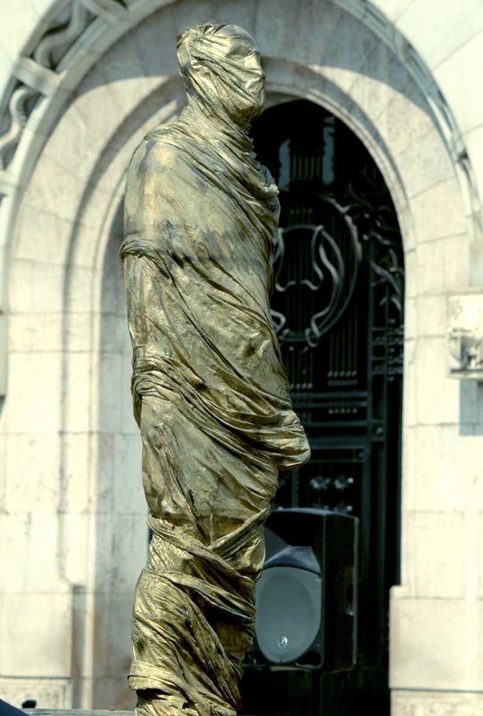 jorge marin exhibe el choque de cuerpos en explanada de bellas artes