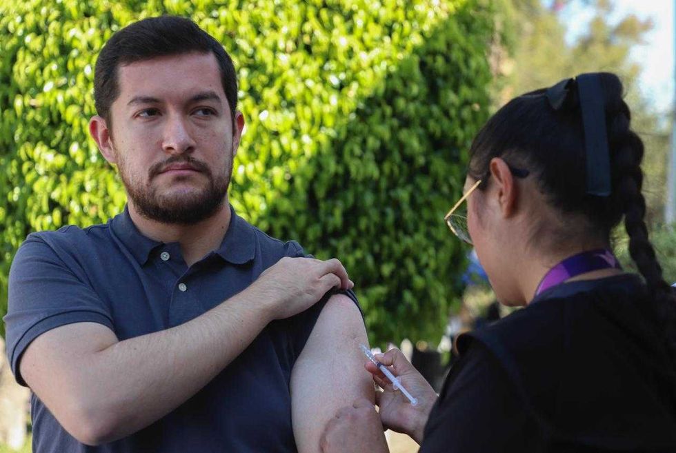 Jornada de vacunaci\u00f3n gratuita para la comunidad universitaria de la UAQ en Quer\u00e9taro, con aplicaci\u00f3n de biol\u00f3gicos contra sarampi\u00f3n e influenza