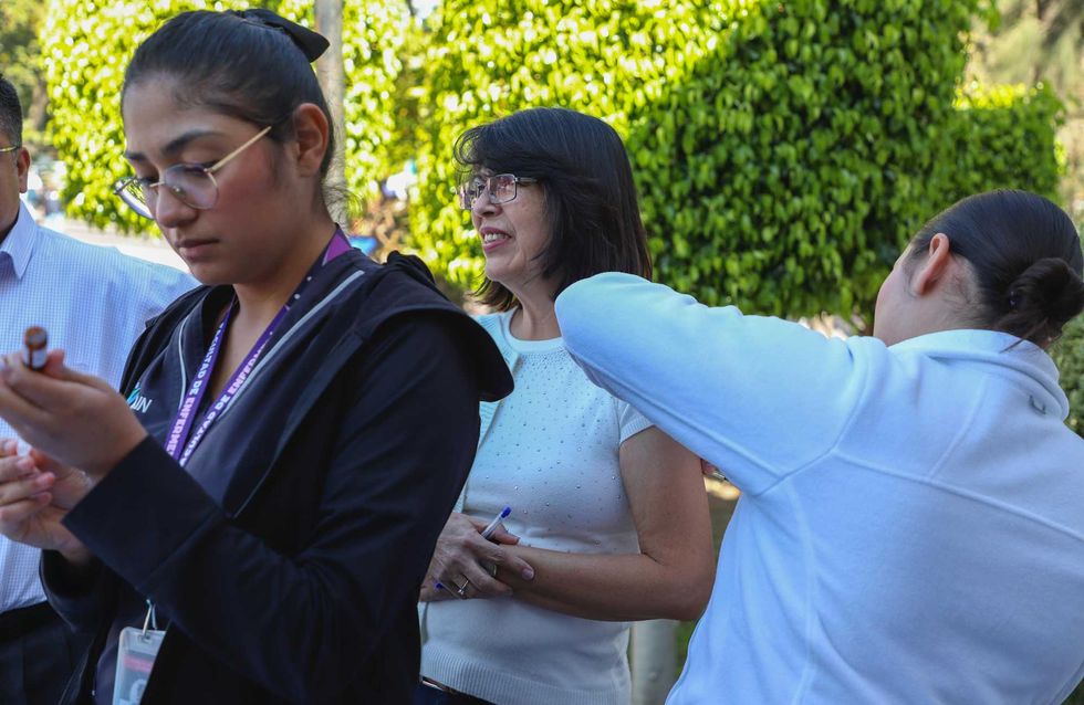 Jornada de vacunaci\u00f3n gratuita para la comunidad universitaria de la UAQ en Quer\u00e9taro, con aplicaci\u00f3n de biol\u00f3gicos contra sarampi\u00f3n e influenza