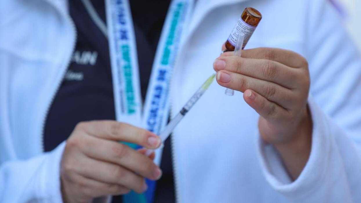 Jornada de vacunación gratuita para la comunidad universitaria de la UAQ en Querétaro, con aplicación de biológicos contra sarampión e influenza