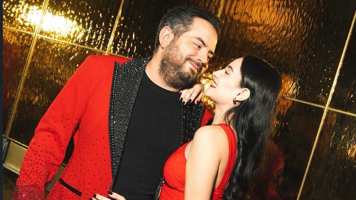 José Eduardo Derbez y Paola Dalay posan juntos durante un evento.