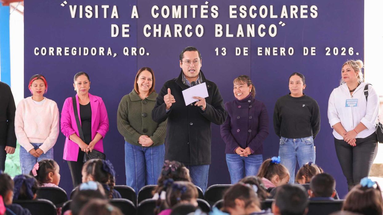 José Luis "Chepe" Guerrero, presidente municipal de Corregidora, durante la reunión con Comités Escolares de Charco Blanco.