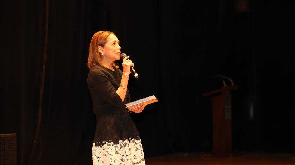 Josefina V\u00e1zquez Mota habla al micr\u00f3fono con el libro en mano