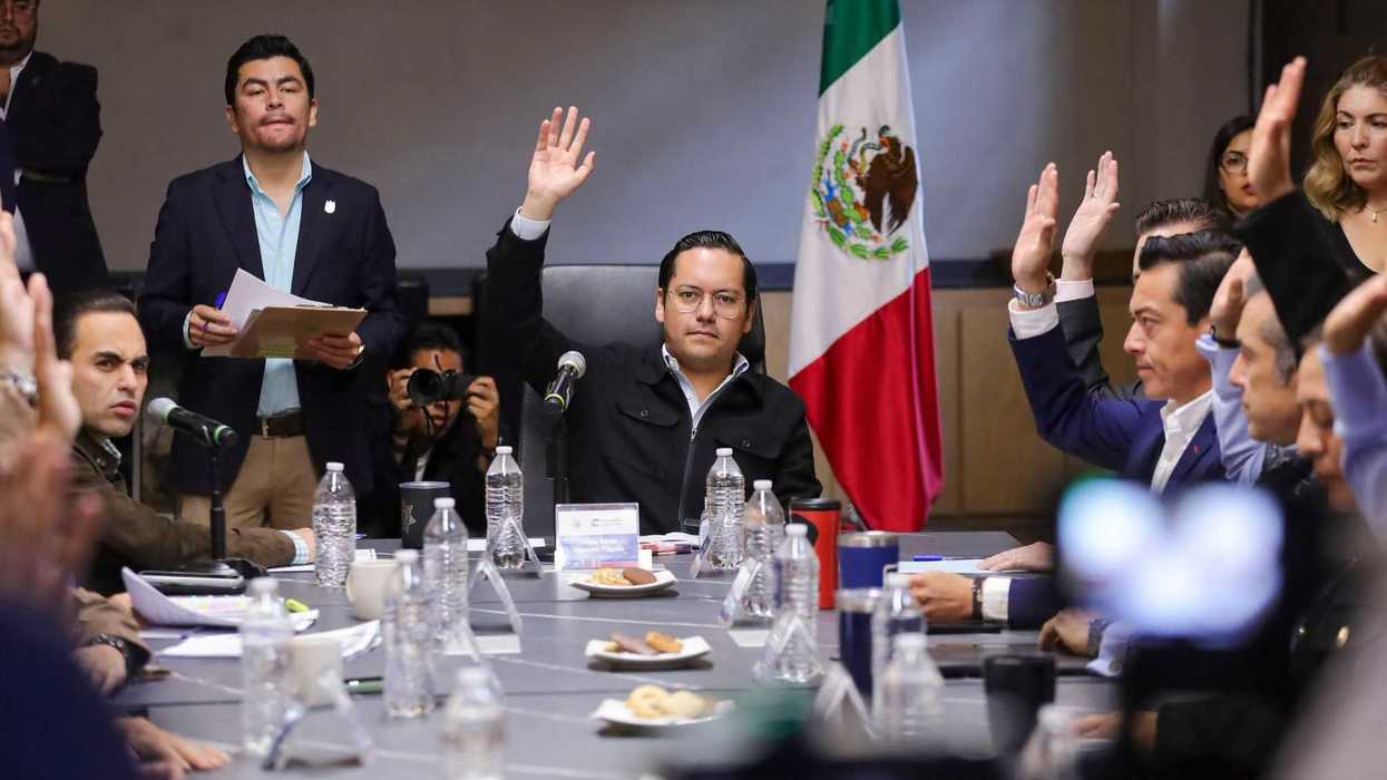 Josué David Guerrero Trápala, presidente municipal de Corregidora, levanta la mano junto a regidores durante la votación de la donación de predio para el bachillerato en El Milagrito.