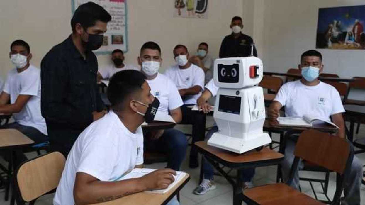 Jovam, un robot entre rejas para educar a los reos de Perú