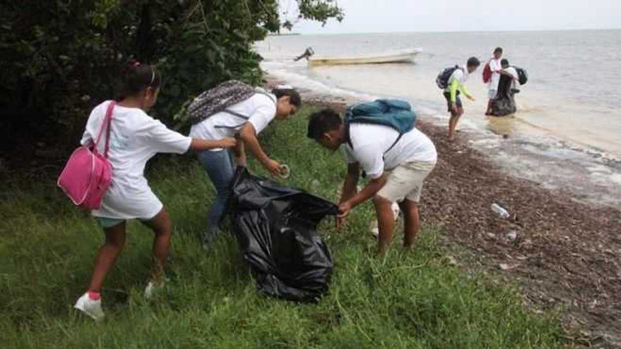 jovenes-activistas-retiran-66-kilos-desechos-en-bahia-ciega-2