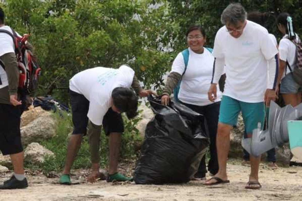 jovenes activistas retiran 66 kilos desechos en bahia ciega 4