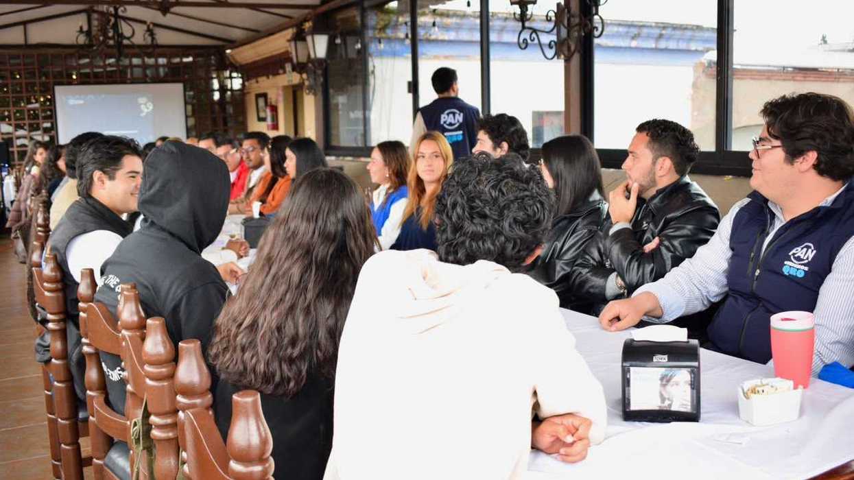 Jóvenes de Acción Juvenil del PAN reunidos en torno a largas mesas durante el Sistema PAN Juvenil en Querétaro