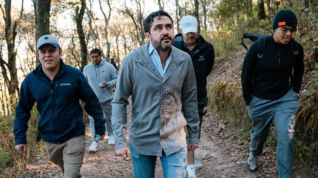 Jóvenes del colectivo AmiGUS realizan caminata de integración comunitaria en el Cerro del Gallo de Amealco