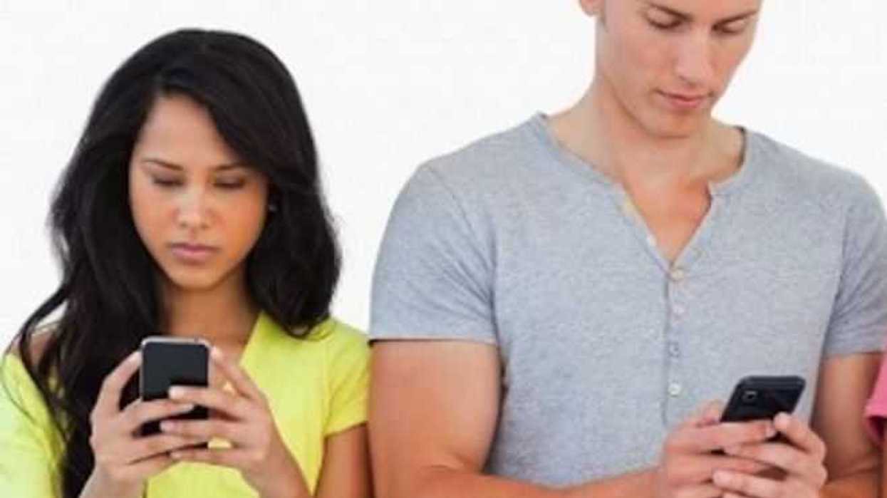 Jóvenes, los más afectados por el Síndrome de Cuello de Texto.