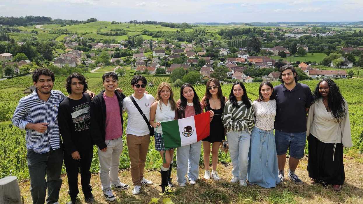 Jóvenes participan en una sesión informativa sobre estudios en Francia dentro de un salón de clases.