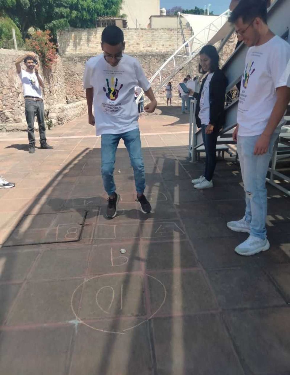 Jóvenes reinventan la Felicidad a través de juegos tradicionales.