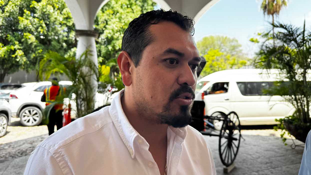 Juan Alberto Nava Cruz, presidente municipal de Pedro Escobedo, durante la entrevista en que informó sobre la donación de un camión de Flecha Amarilla para el programa de transporte escolar universitario Súbete.
