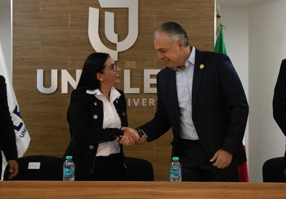 Juan Luis Ferrusca Ortiz y Jessica Vargas Olivera firman convenio de colaboración entre la SSPMQ y UNIPLEA para beneficiar a policías y estudiantes.