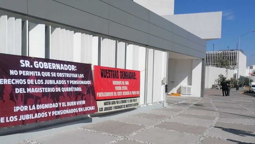 Jubilados y Pensionados del Magisterio protestan en Congreso de Querétaro.