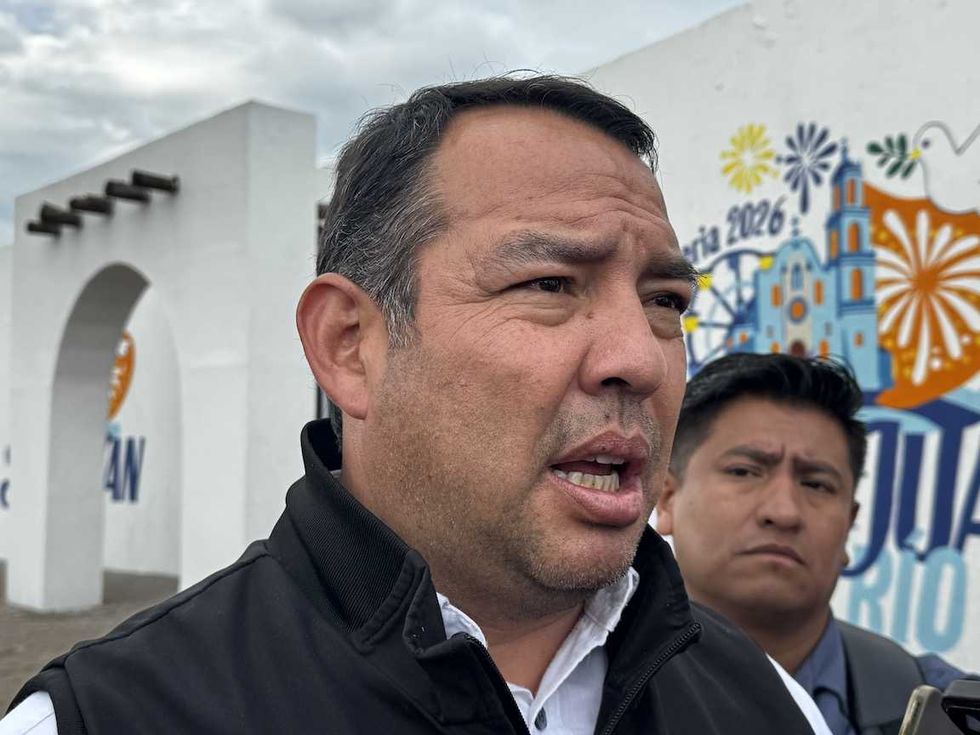 Juegos mec\u00e1nicos y locales montados en el centro expositor de San Juan del R\u00edo antes de la apertura de la feria.