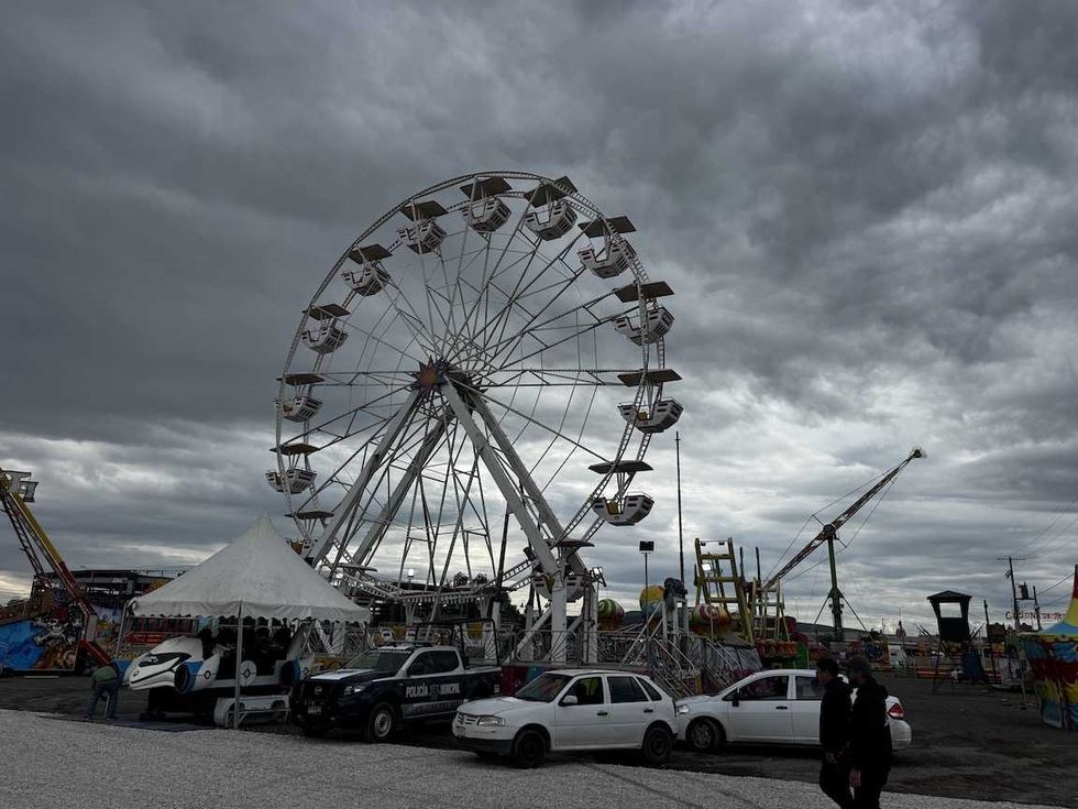 Juegos mec\u00e1nicos y locales montados en el centro expositor de San Juan del R\u00edo antes de la apertura de la feria.