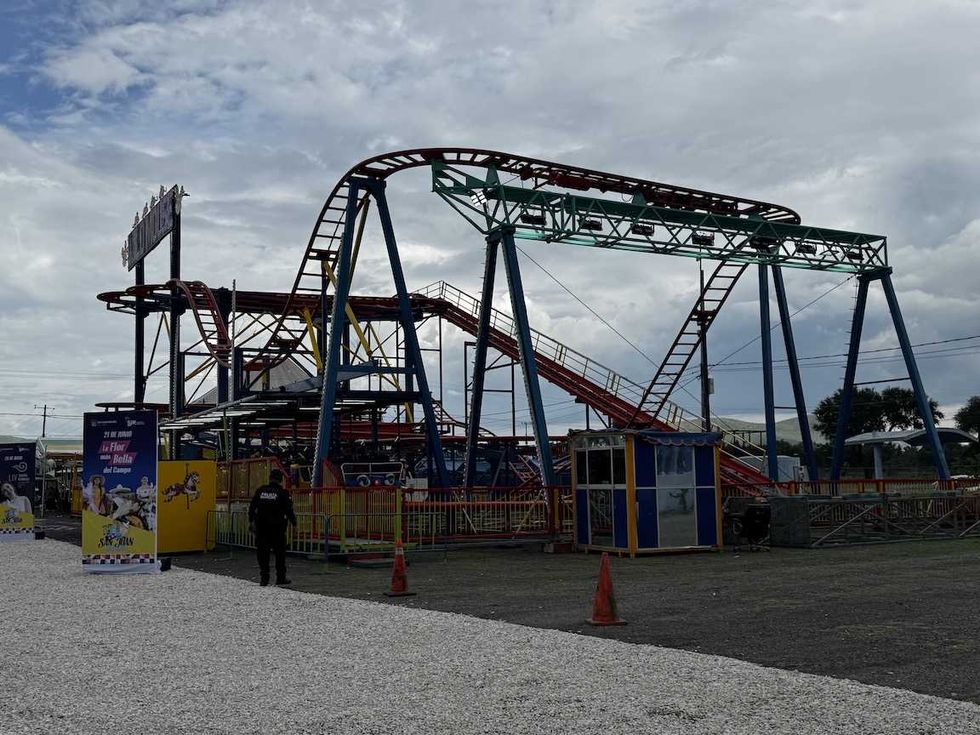 Juegos mec\u00e1nicos y locales montados en el centro expositor de San Juan del R\u00edo antes de la apertura de la feria.