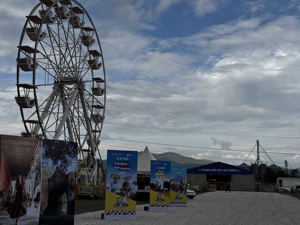 Juegos mec\u00e1nicos y locales montados en el centro expositor de San Juan del R\u00edo antes de la apertura de la feria.