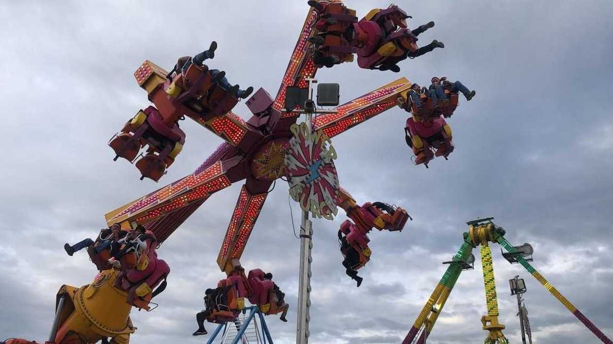 Juegos mecánicos y locales montados en el centro expositor de San Juan del Río antes de la apertura de la feria.