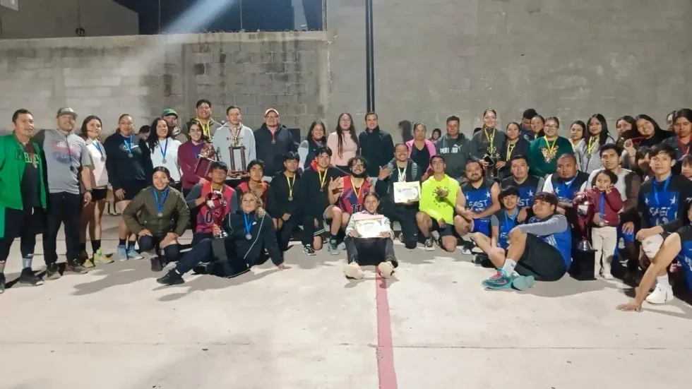 Jugadoras posan con trofeo y medallas junto a autoridades y aficionados tras la premiaci\u00f3n femenil en Urecho