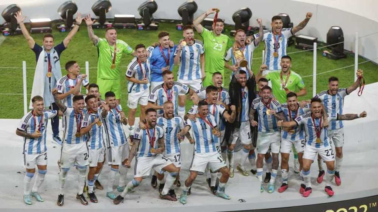 Jugadores de Argentina celebran, ayer, su tercer título en la Copa Mundial de Fútbol. EFE/ Alberto Estevez.